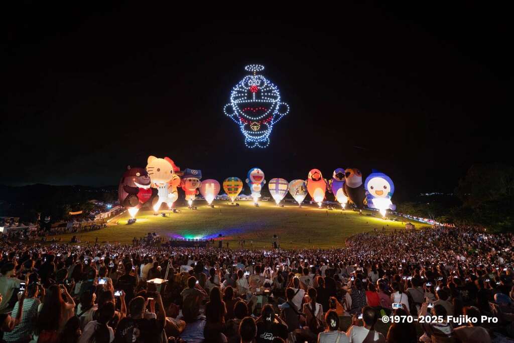 以超人气哆啦A梦热气球为首随音乐与无人机和烟火相互映衬展演_图片取自台东县政府县政新闻