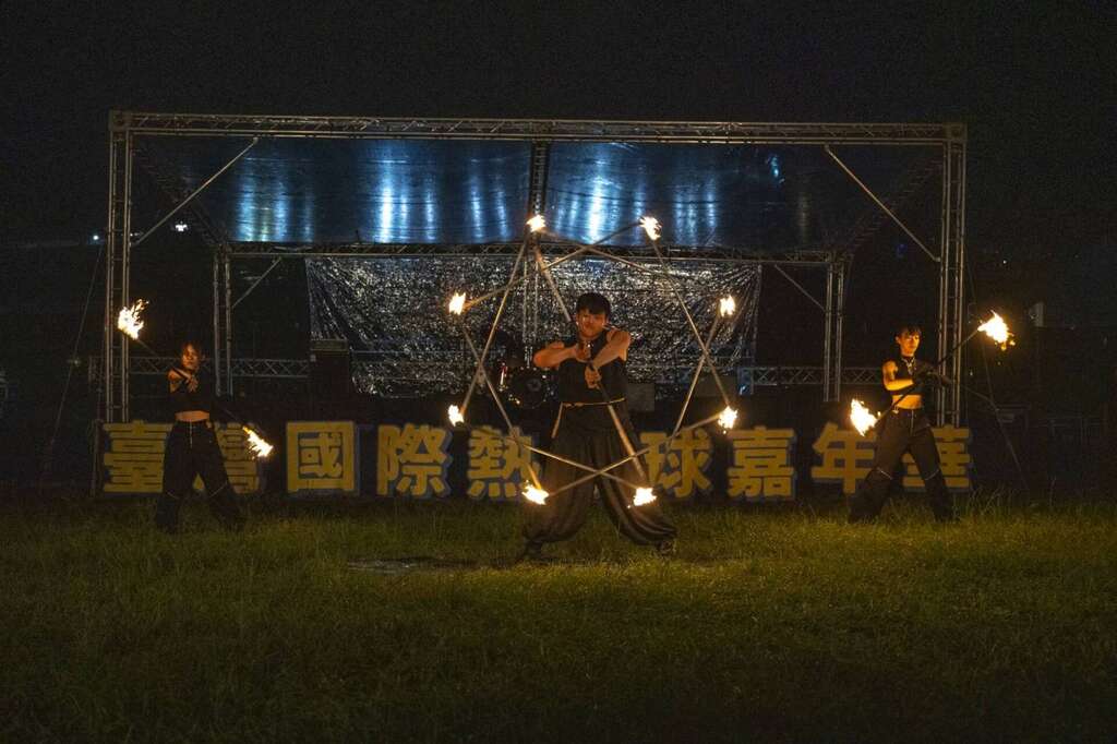 活動由高雄極限火舞團開場_照片為臺東縣政府提供