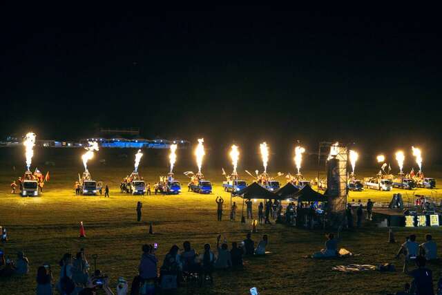 以噴火器繞場揭開序幕_照片臺東縣政府提供