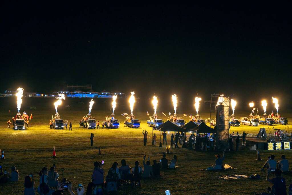 以噴火器繞場揭開序幕_照片臺東縣政府提供