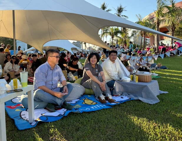 縣長饒慶鈴與千餘名縣民與遊客在鐵道旁共享早餐_圖片取自臺東縣政府縣政新聞