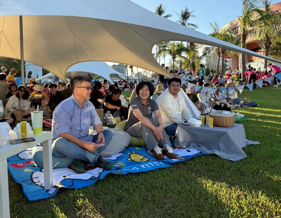 縣長饒慶鈴與千餘名縣民與遊客在鐵道旁共享早餐_圖片取自臺東縣政府縣政新聞