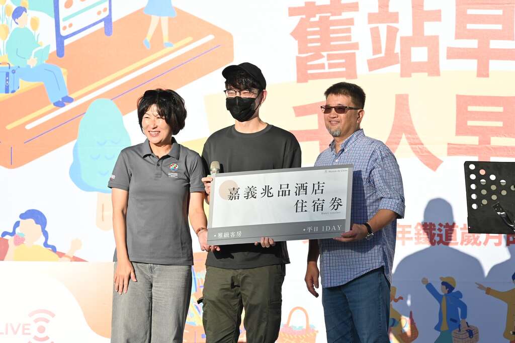 縣長饒慶鈴抽出幸運民眾獲得飯店住宿券_圖片取自臺東縣政府縣政新聞