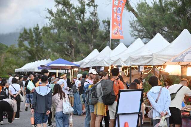「星空市集」集結成功鎮在地風味美食、手作選物等商品_照片為臺東縣政府提供
