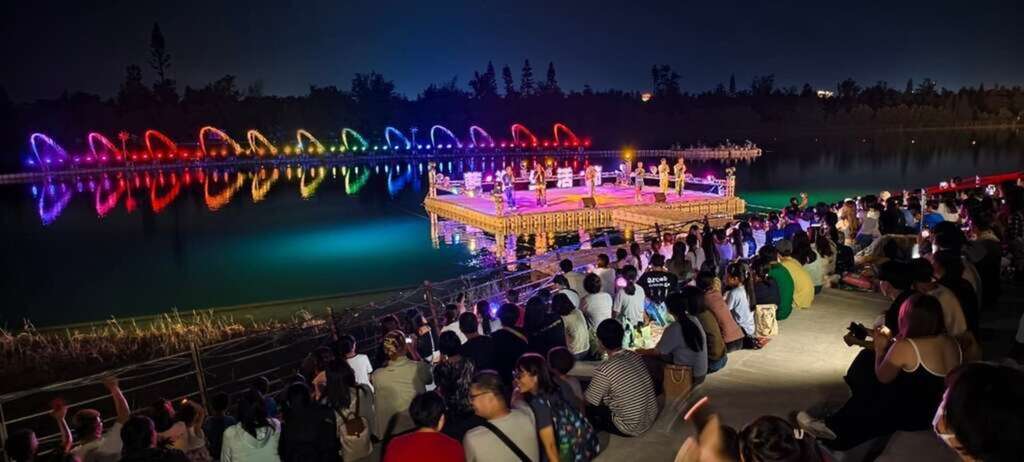 活動結合湖畔水景舞台的音樂展演_照片為臺東縣政府提供