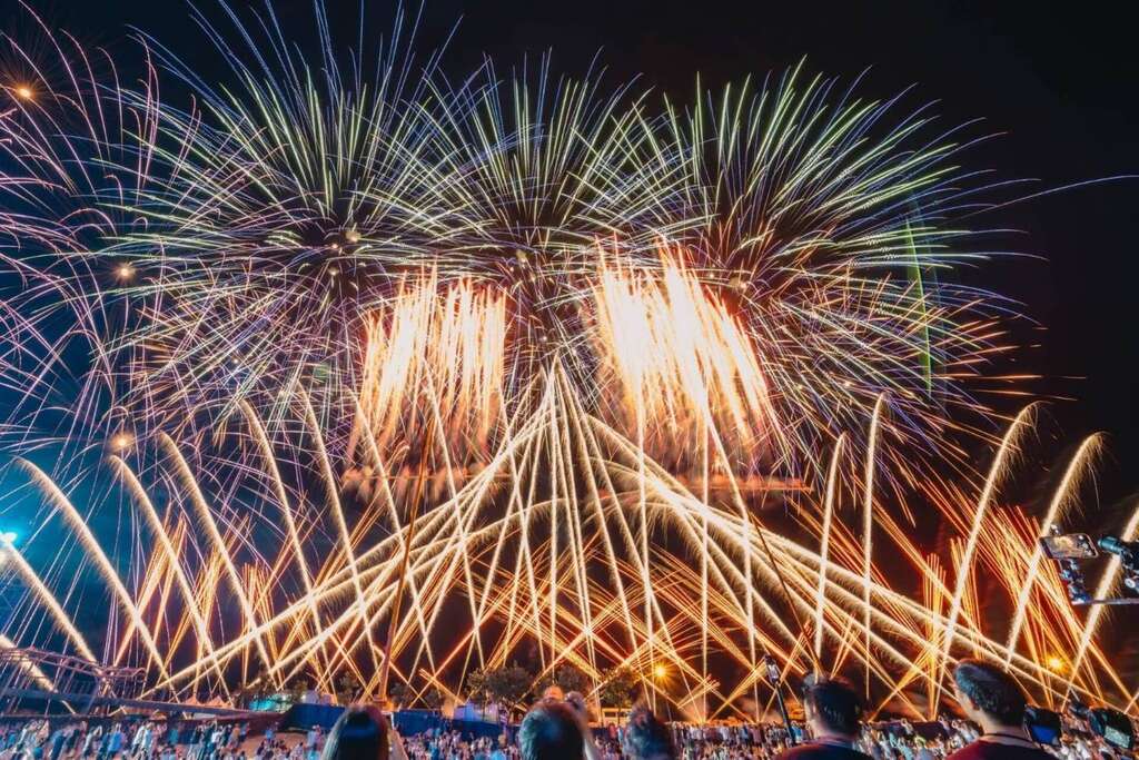 璀璨煙火秀點亮夜空_圖片取自臺東縣政府縣政新聞