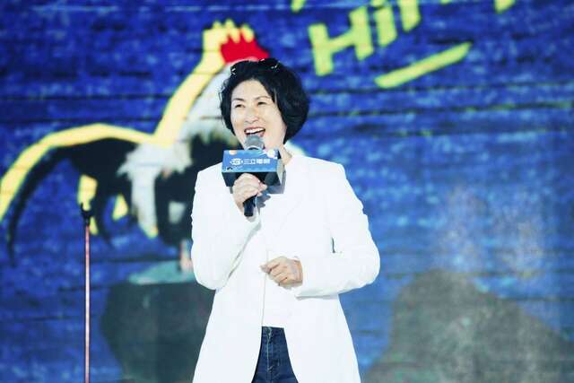 縣長饒慶鈴到現場感受氣氛_圖片取自臺東縣政府縣政新聞