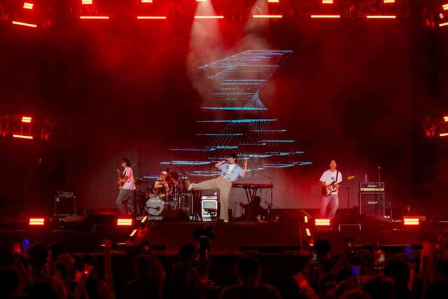 首先登場的「宇宙人」以輕快的〈陪我玩〉開場_圖片取自臺東縣政府縣政新聞