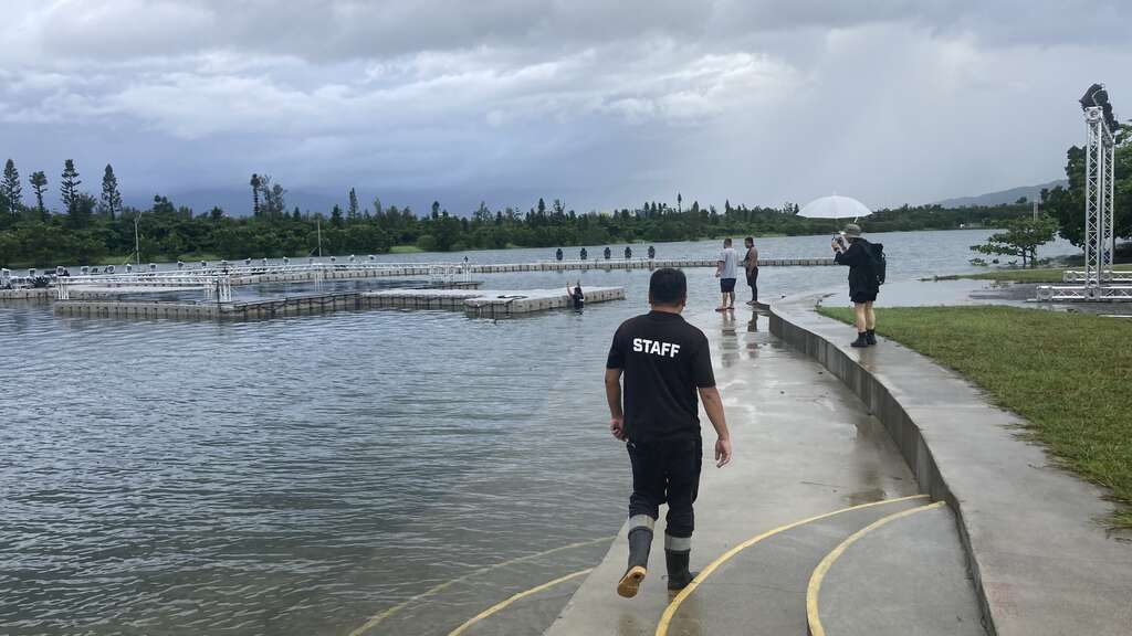 因受強烈颱風「樺加沙」外圍環流影響,連日豪雨導致活水湖水位暴漲_照片取自臺東縣政府縣政新聞