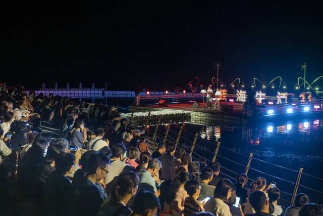 首日即迎來超過六千人一起聽歌賞水舞。_照片為臺東縣政府提供