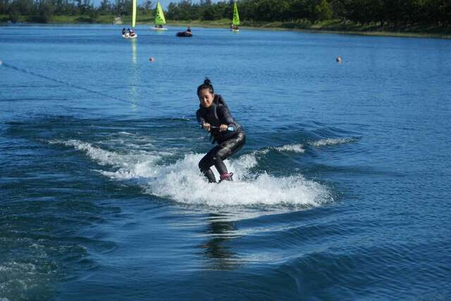 寬板滑水體驗_照片為臺東縣政府提供