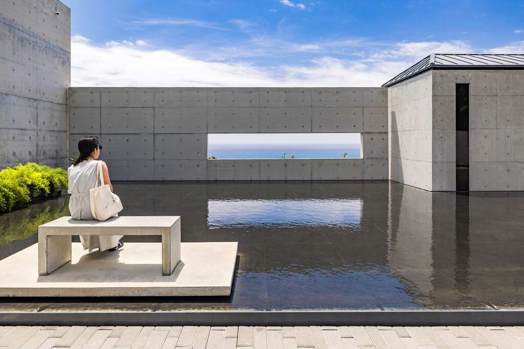 可透過「靜池」的方窗眺望海景