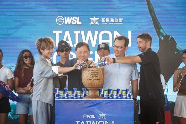 臺東縣政府王志輝副縣長、世界衝浪聯盟（WSL）高級經理 Will Hayden-Smith、運動部鄭世忠政務次長及活動大使鼓鼓呂思緯共同出席揭幕_圖片取自臺東縣政府縣政新聞