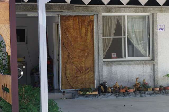 原民風格的木雕被居民鑲嵌在門窗上