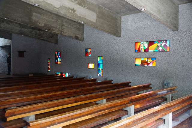 圣堂大楼内部镶嵌有彩绘玻璃