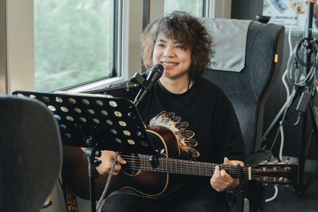 余文秀演唱離返鄉主題歌曲_圖片取自臺東縣政府縣政新聞