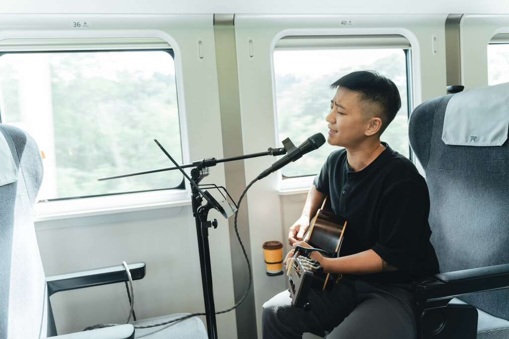 歌手上車演唱離返鄉主題歌曲_圖片取自臺東縣政府縣政新聞