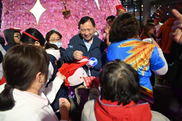 王副縣長及民政處林宏義處長帶領同仁、聯禱會牧師，發送聖誕小禮物給現場來賓_圖片取自臺東縣政府縣政新聞