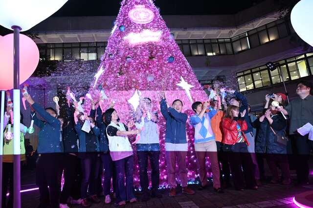 活動由副縣長王志輝與縣府團隊、貴賓共同啟動點燈_圖片取自臺東縣政府縣政新聞