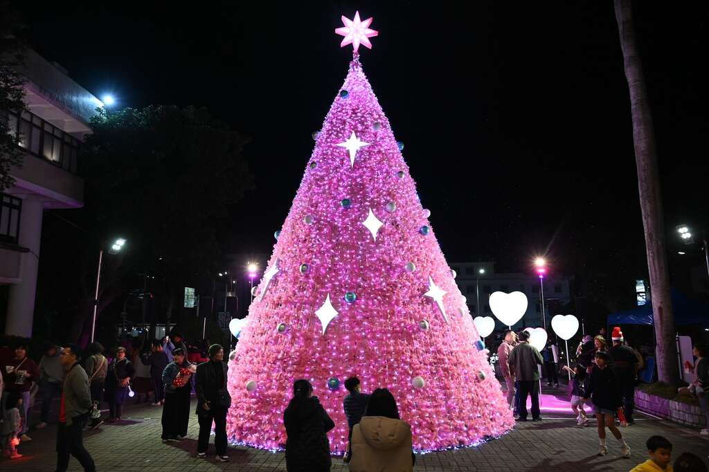 臺東縣政府於縣府廣場設置了象徵愛與溫暖的粉紅色聖誕樹_圖片取自臺東縣政府縣政新聞