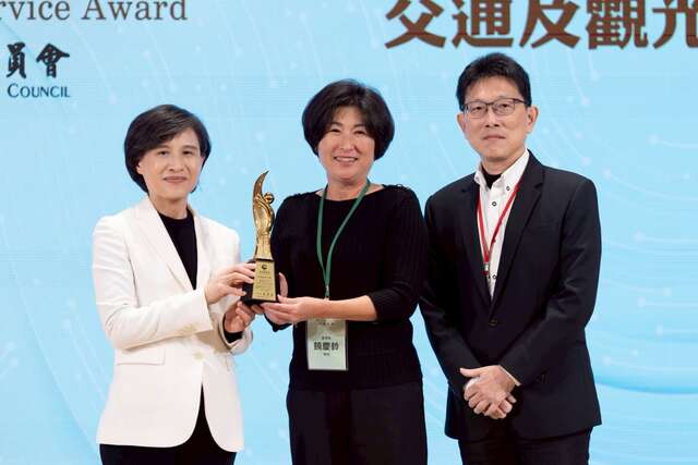 县长饶庆铃率团队北上受奖_图片取自台东县政府县政新闻