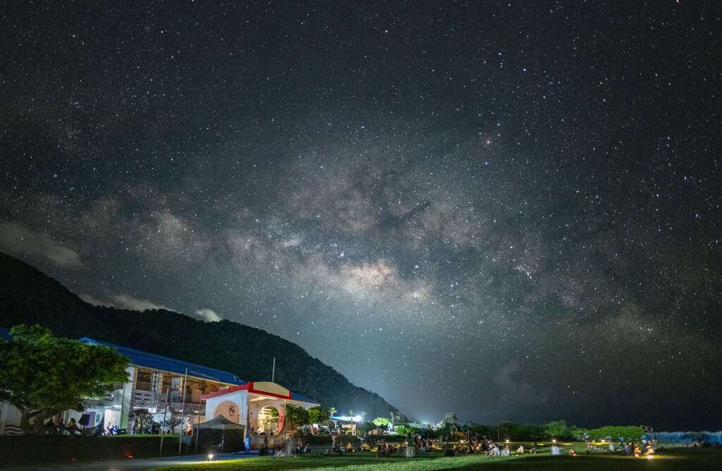 台东在低光害星空下打造永续夜间观光，获国内外肯定(照片台东县府提供)