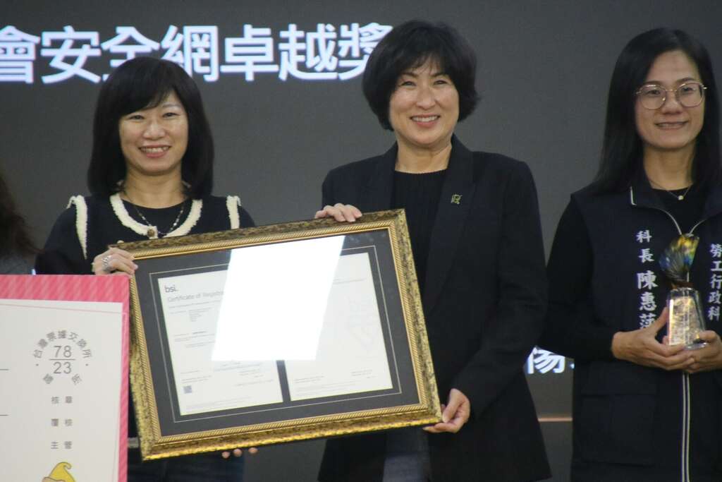 社会处长陈淑兰将证书呈献给饶庆铃县长_图片取自台东县政府县政新闻