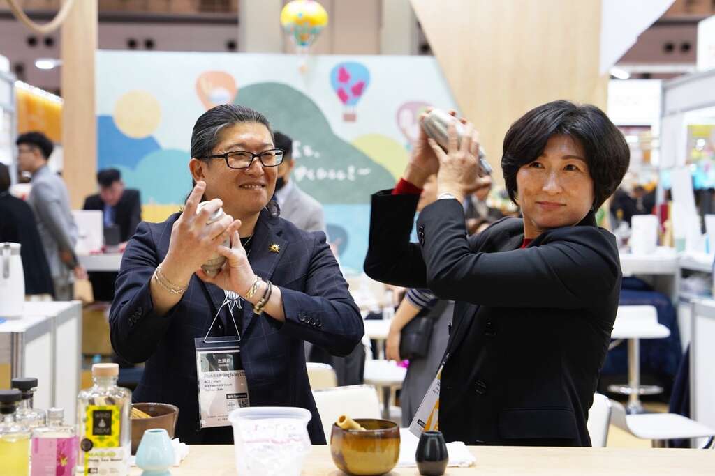 縣長饒慶鈴與業者現場示範特色飲品調製_圖片取自臺東縣政府縣政新聞