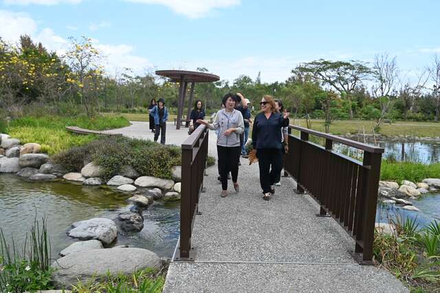 饒慶鈴縣長帶領Miller主席巡禮臺東森林公園_圖片取自台東縣政府縣政新聞