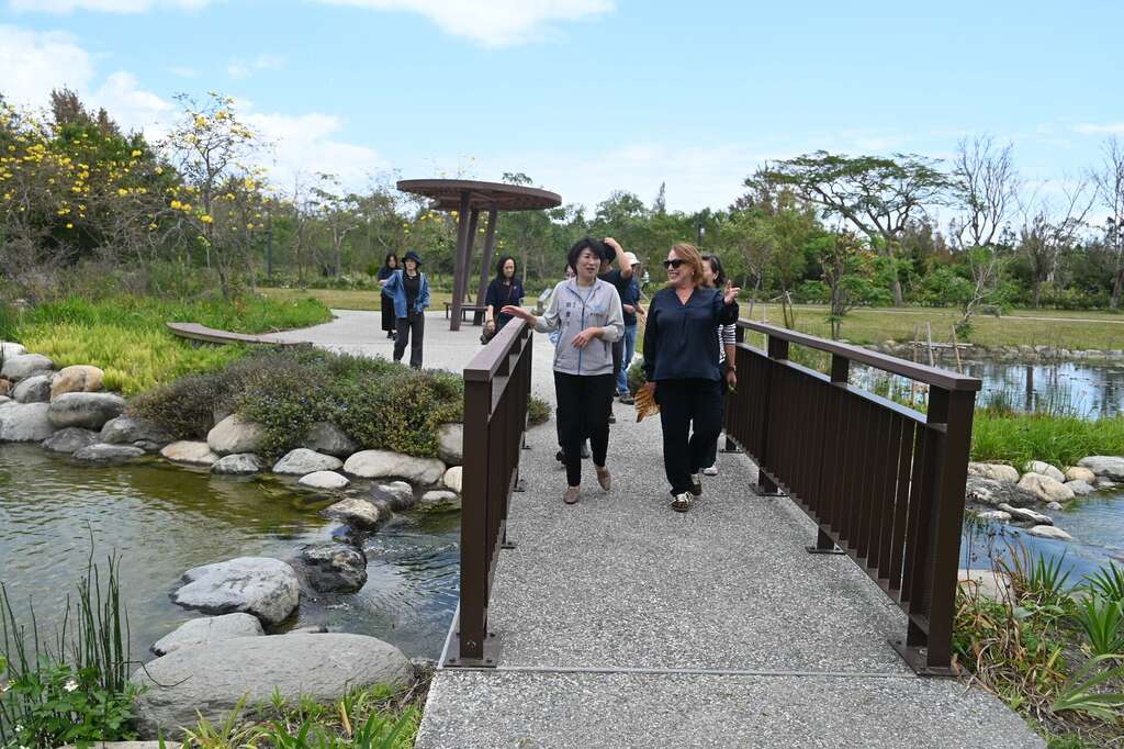 饒慶鈴縣長帶領Miller主席巡禮臺東森林公園_圖片取自台東縣政府縣政新聞