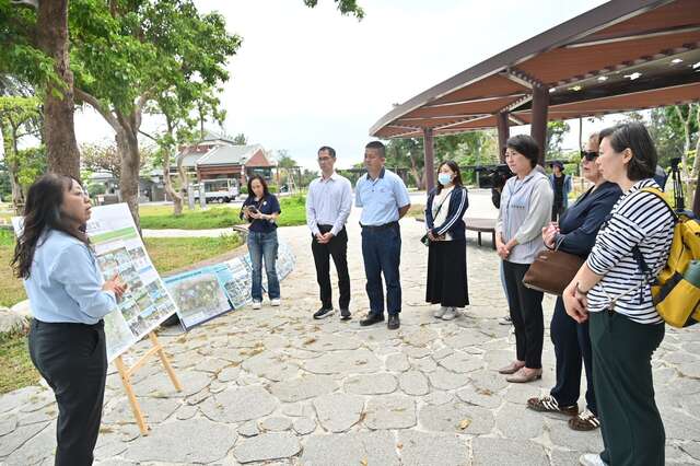 Miller主席認真聆聽遊戲場結合台東特有種生態的設計導覽_圖片取自台東縣政府縣政新聞