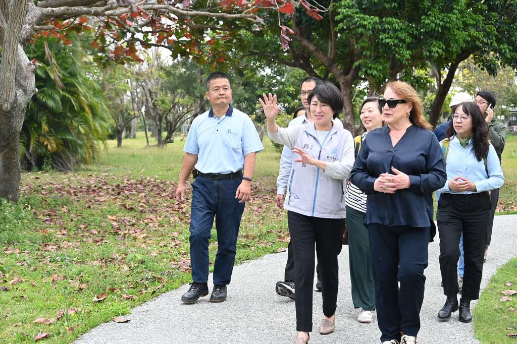 縣長饒慶鈴與主席互動並_圖片取自台東縣政府縣政新聞