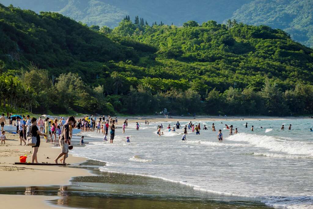 臺東縣政府提供-杉原灣戲水民眾
