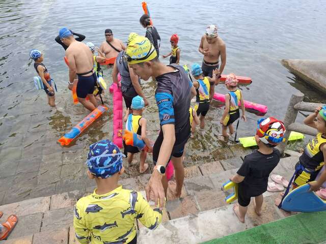即日起至9月底，每日上午8时至下午5时在活水湖已划定之戏水区域开放游泳_图片取自台东县政府县政新闻