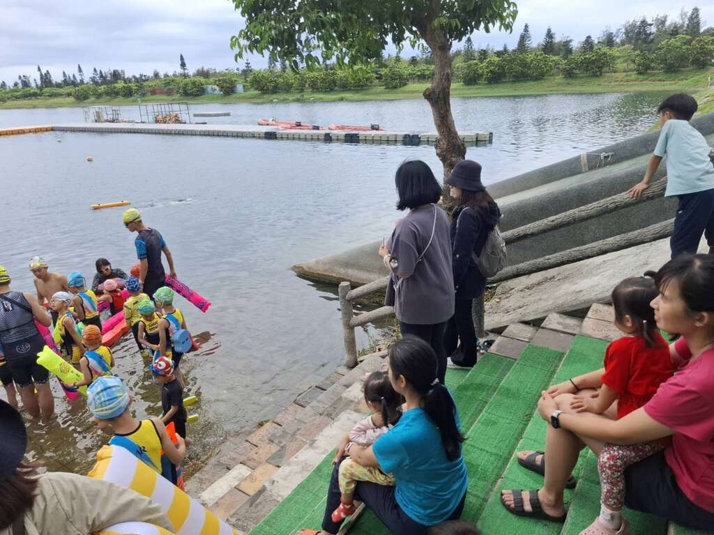 县府今年持续开放活水湖，让更多人能在夏季享受安全、舒适的水域活动。_图片取自台东县政府县政新闻