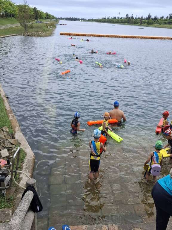 12岁以下孩童必须由成年人全程陪伴，活水湖非一般游泳池，水温较低且较深_图片取自台东县政府县政新闻