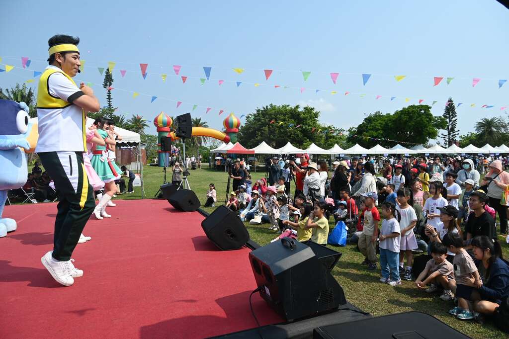 YOYO哥哥姐姐唱跳表演_图片取自台东县政府县政新闻