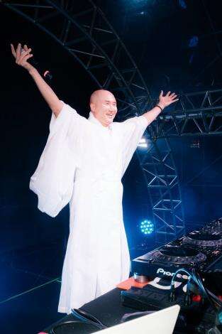 韓國超人氣電音和尚「DJ日進大師」_圖片取自臺東縣政府縣政新聞