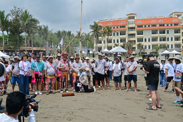 雅美達悟族工藝師謝福生介紹理念_圖片取自臺東縣政府縣政新聞