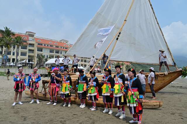 熱情穿著族服的表演者_圖片取自臺東縣政府縣政新聞