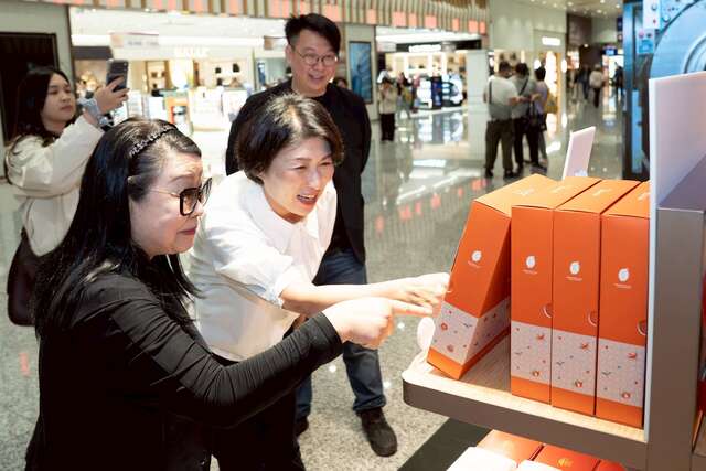 積極了解台東商品_圖片來源臺東縣政府縣政新聞