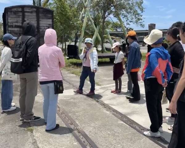 用英文在糖厂导览_图片来源台东县政府县政新闻