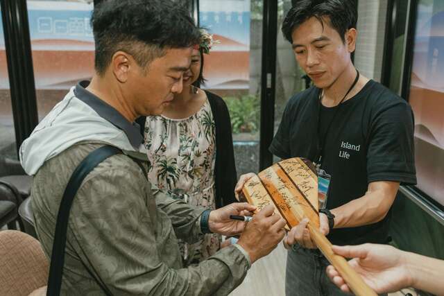 簽名_圖片來源臺東縣政府縣政新聞