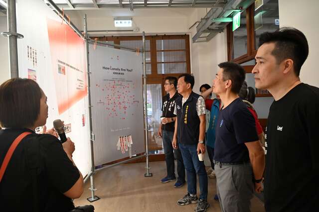 聽取展區導覽_圖片來源台東縣政府縣政新聞