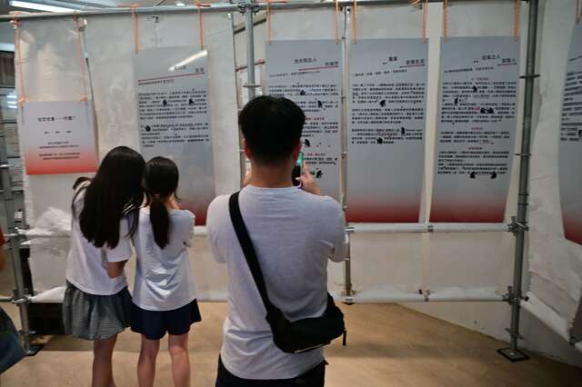 民眾於展板前參觀閱讀_圖片來源台東縣政府縣政新聞