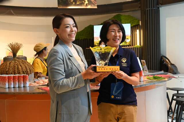 與高虹安市長展示獎盃_圖片來源台東縣政府縣政新聞