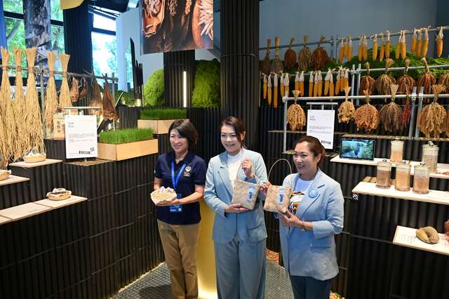 貴賓於農特產品展示區合影_圖片來源台東縣政府縣政新聞