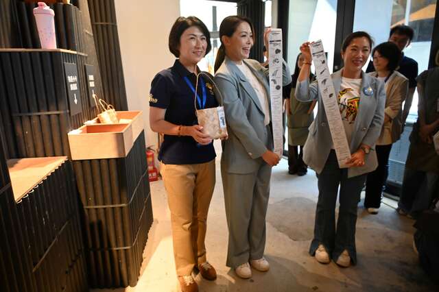 特色文創商品展示合影_圖片來源台東縣政府縣政新聞