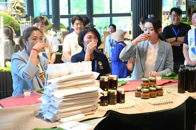 於攤位現場品嚐在地特色飲品_圖片來源台東縣政府縣政新聞