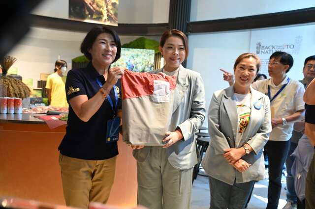 展示特色織品包款紀念品_圖片來源台東縣政府縣政新聞